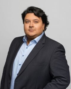 Portrait de Michel Dayanithi, avocat en fiscalité des affaires et du patrimoine, associé fondateur chez Syntaxe à Paris